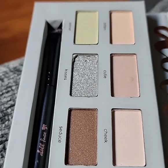 New Doll Face neutral Eye Shadow Palette - Picture 6 of 15
